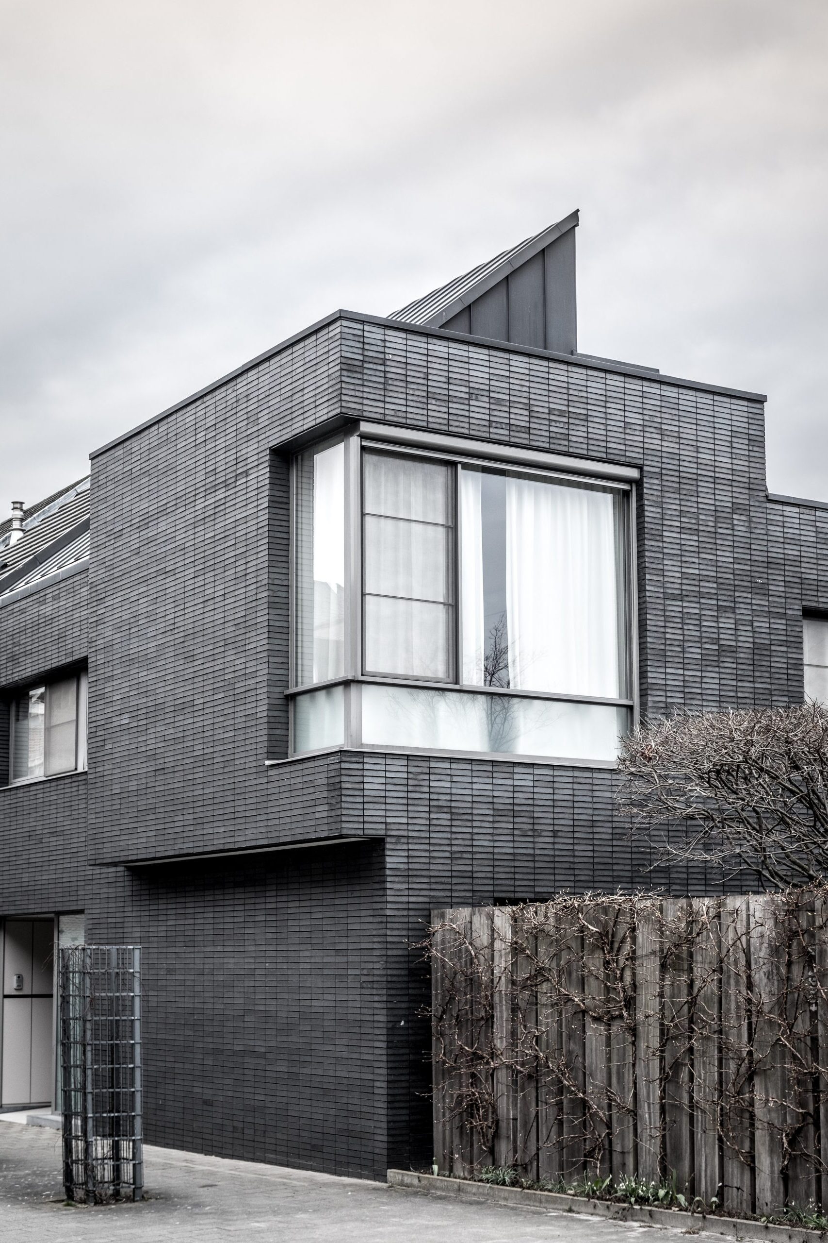 Casa moderna con diseño industrial portada
